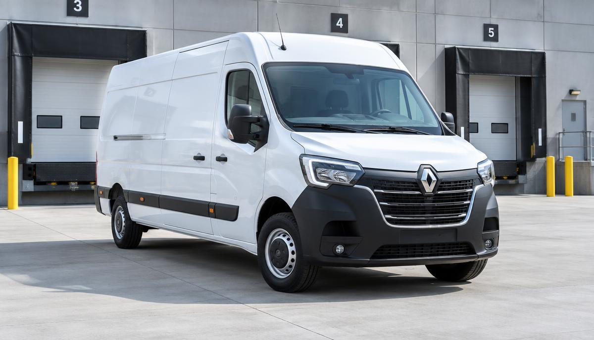 Fourgon utilitaire blanc grand volume type Renault Master devant un quai de chargement logistique